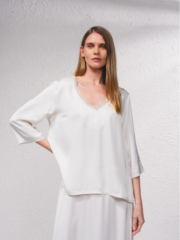 Blusa acetinada com aplicao no decote