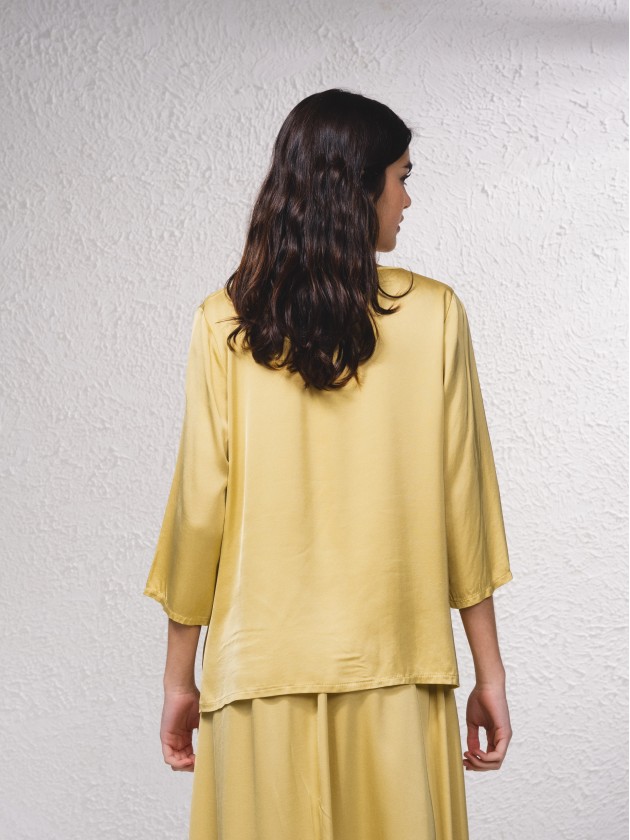 Blusa acetinada com aplicao no decote