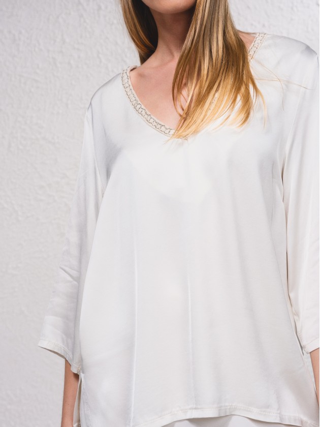 Blusa acetinada com aplicao no decote
