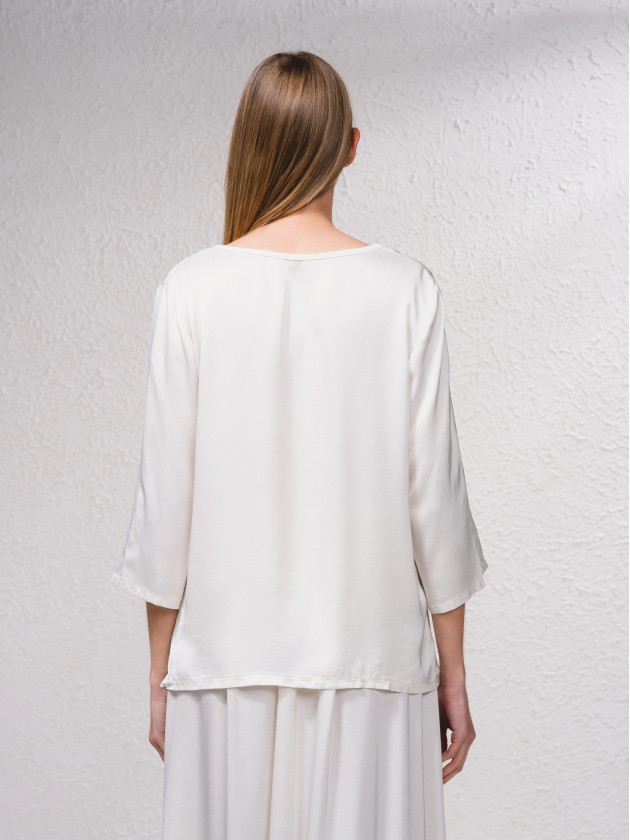 Blusa acetinada com aplicao no decote