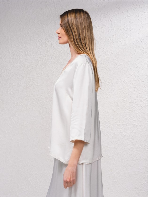 Blusa acetinada com aplicao no decote