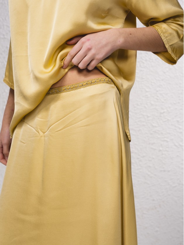 Saia midi acetinada com volume