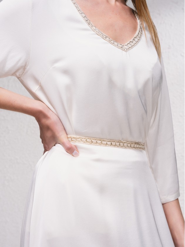 Saia midi acetinada com volume
