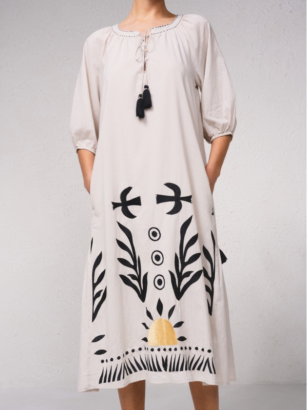 Vestido midi com bordados