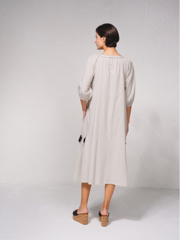 Vestido midi com bordados