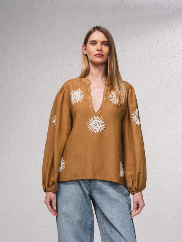 Blusa fluida com bordados