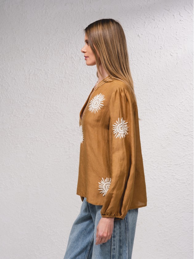 Blusa fluida com bordados