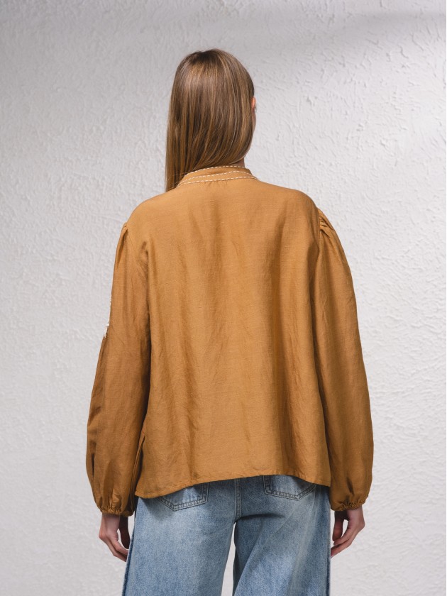 Blusa fluida com bordados