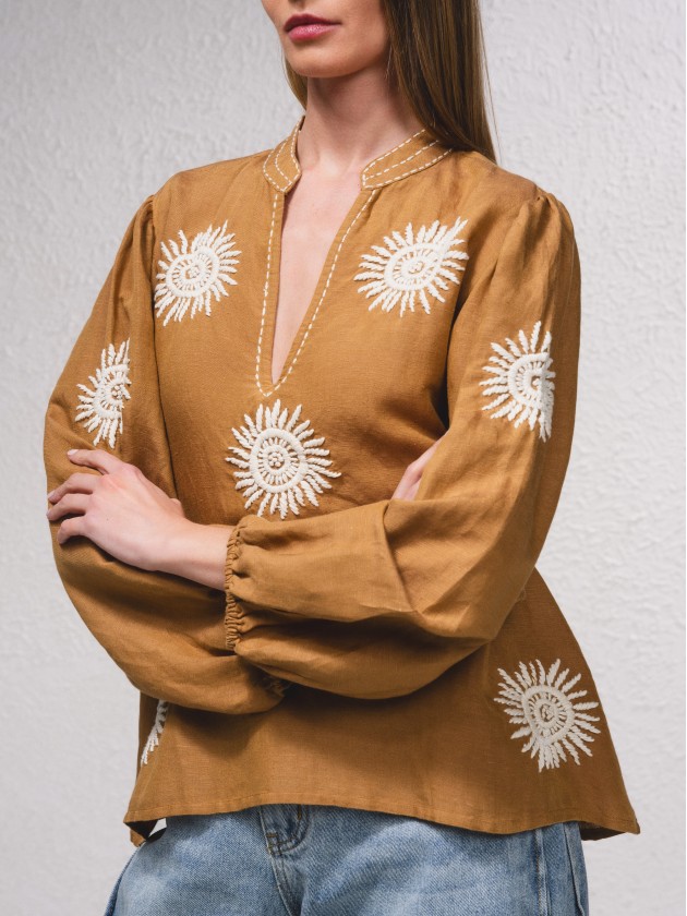 Blusa fluida com bordados