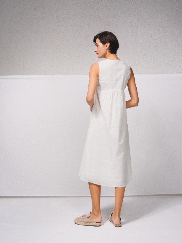 Vestido midi e decote em v