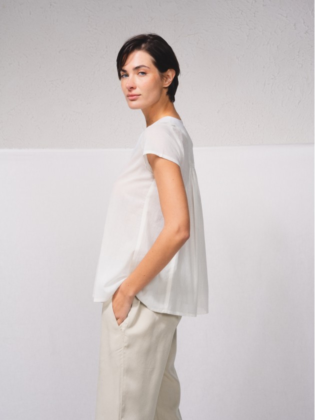 Blusa com franzido  frente e atrs