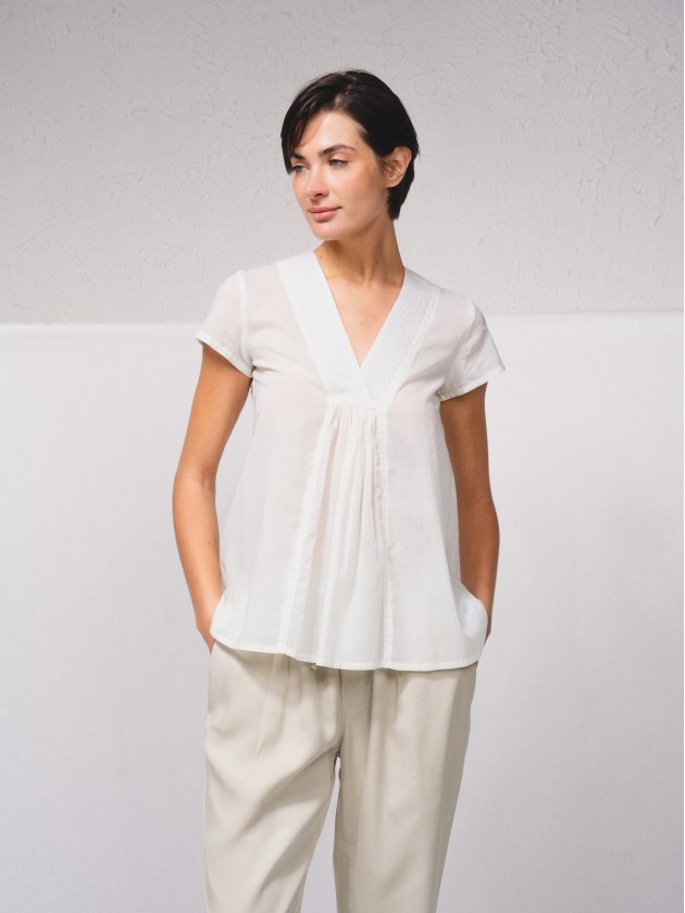 Blusa com franzido  frente e atrs