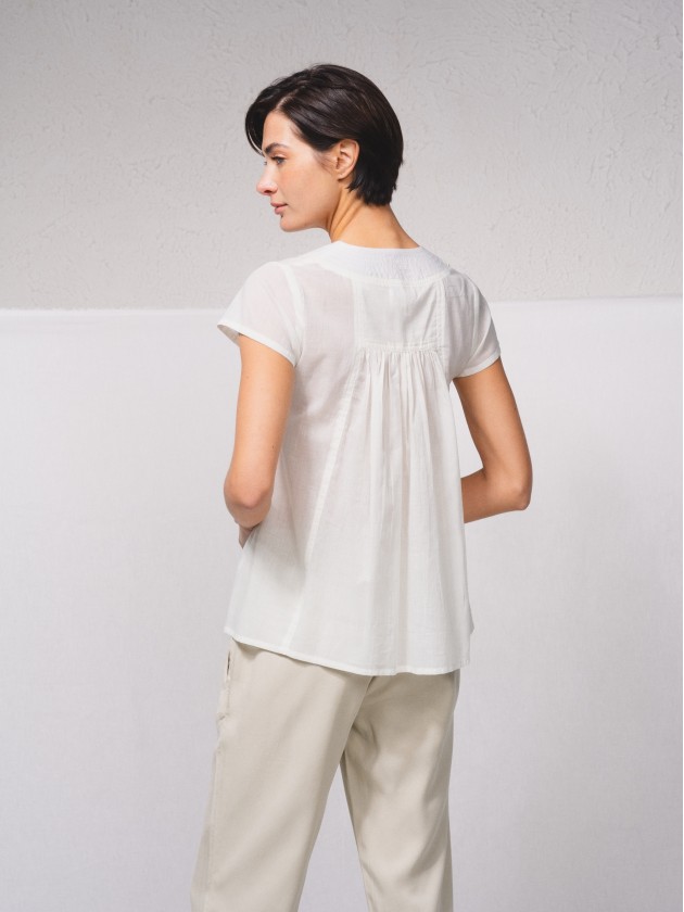 Blusa com franzido  frente e atrs