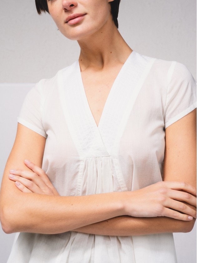 Blusa com franzido  frente e atrs