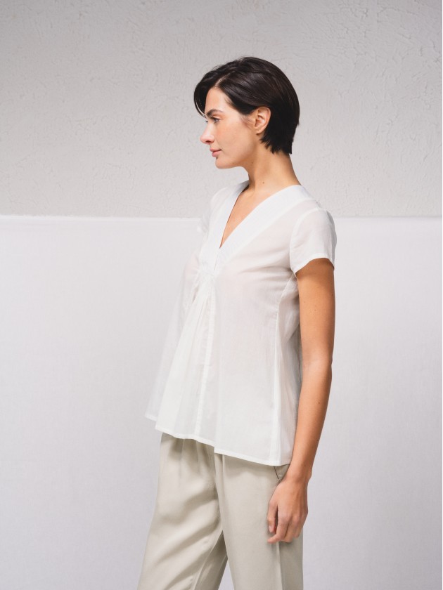 Blusa com franzido  frente e atrs