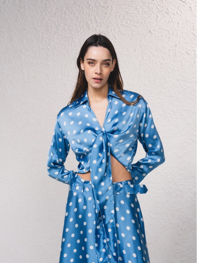 Blusa acetinada com estampado de bolas