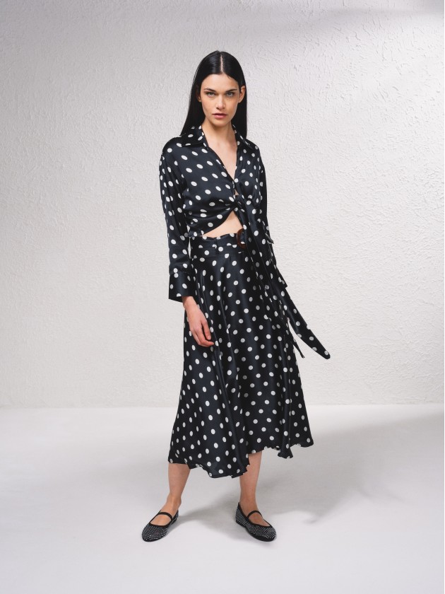 Blusa acetinada com estampado de bolas