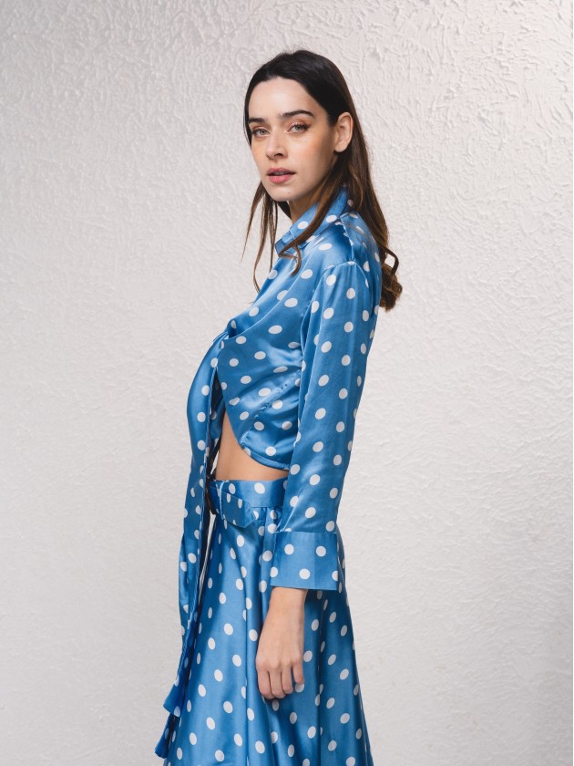Blusa acetinada com estampado de bolas
