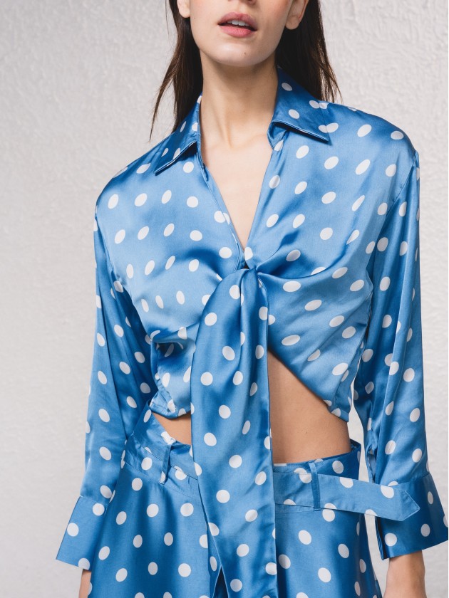 Blusa acetinada com estampado de bolas
