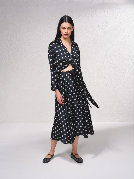 Blusa acetinada com estampado de bolas