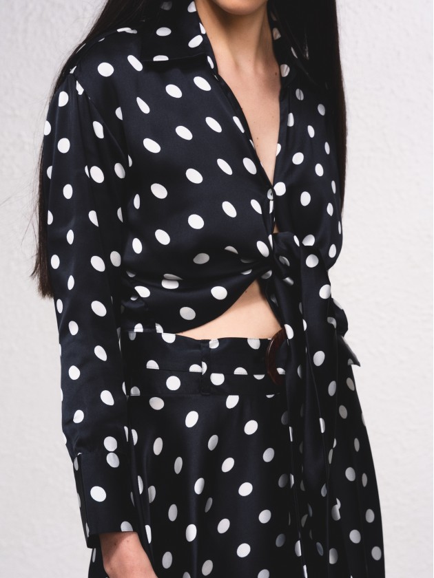 Blusa acetinada com estampado de bolas