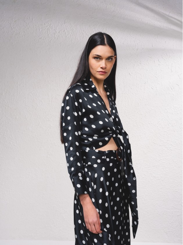 Blusa acetinada com estampado de bolas