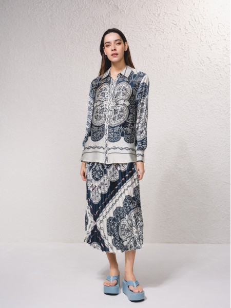 Blusa acetinada estampada
