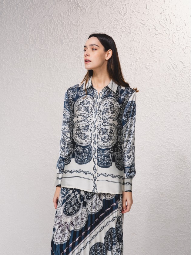 Blusa acetinada estampada