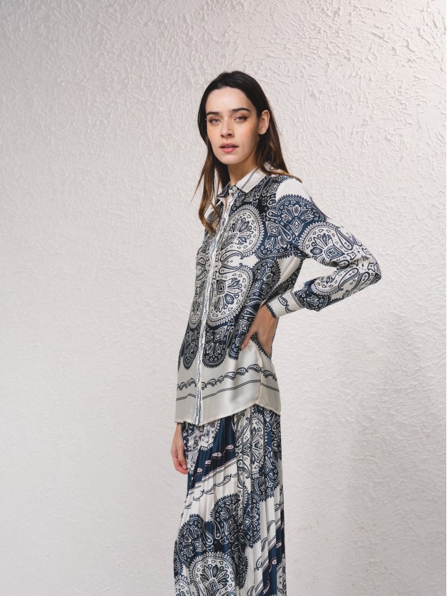 Blusa acetinada estampada