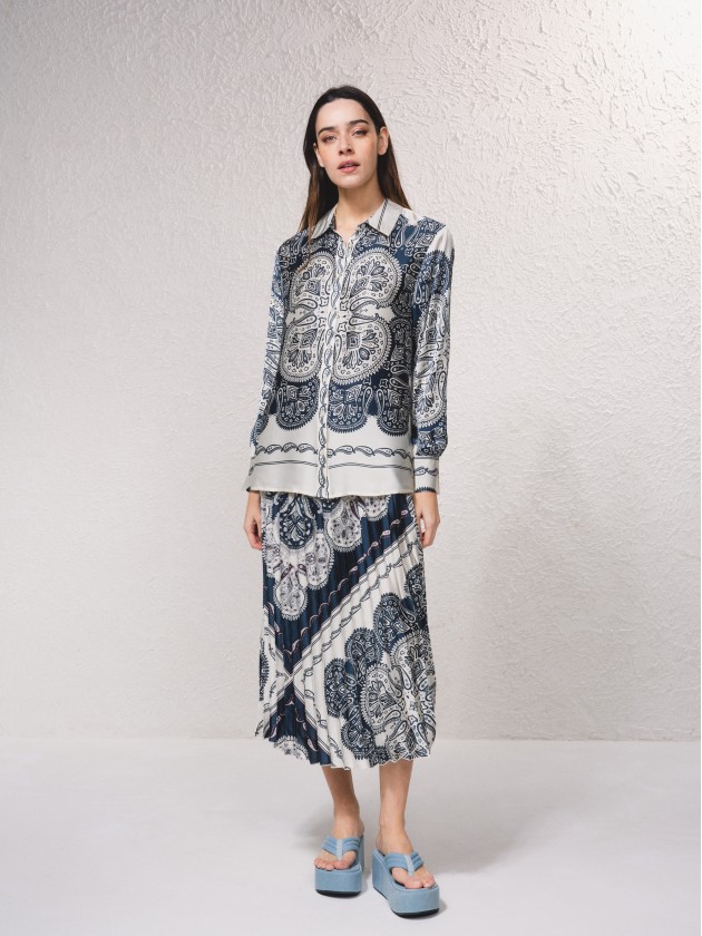 Blusa acetinada estampada