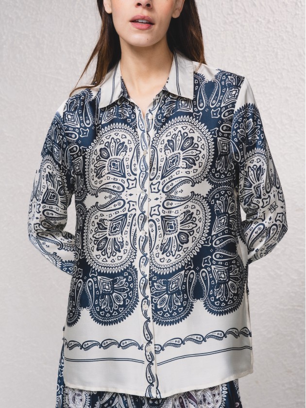 Blusa acetinada estampada