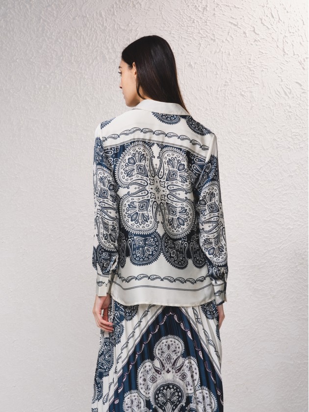 Blusa acetinada estampada