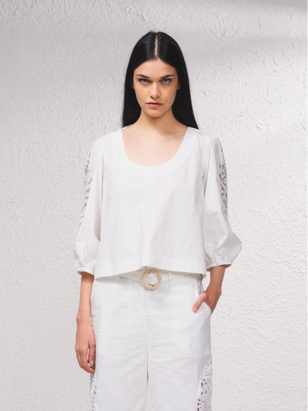 Blusa com bordados na manga