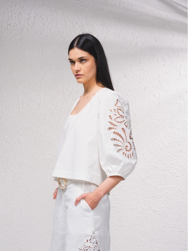 Blusa com bordados na manga