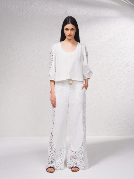 Blouse avec broderie sur la manche