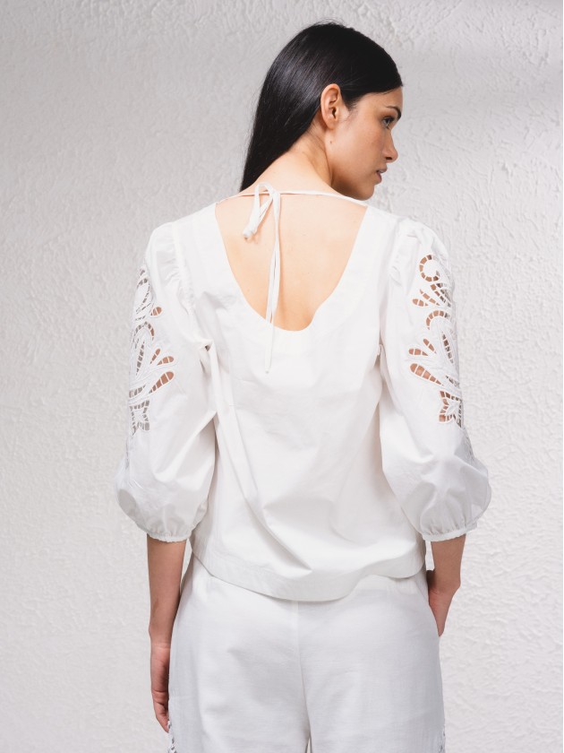 Blusa com bordados na manga
