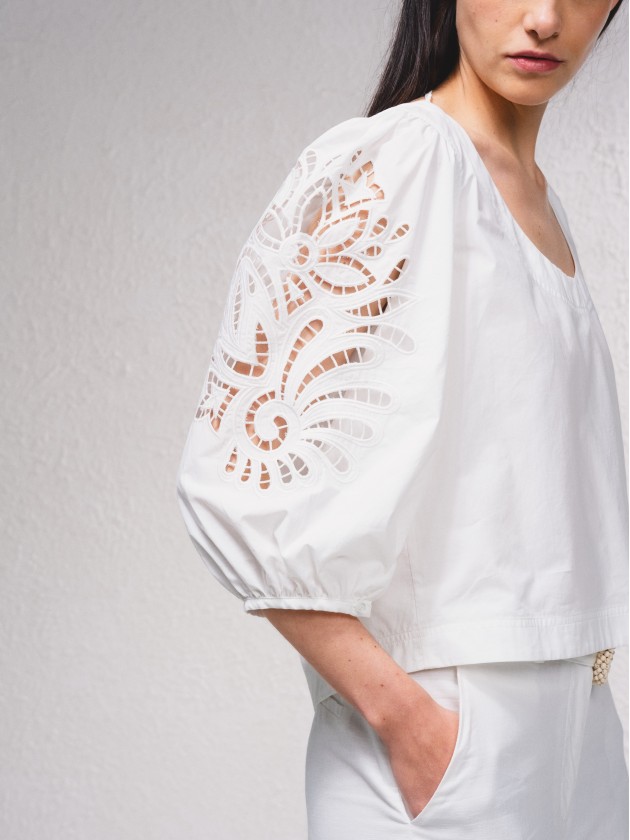 Blusa com bordados na manga