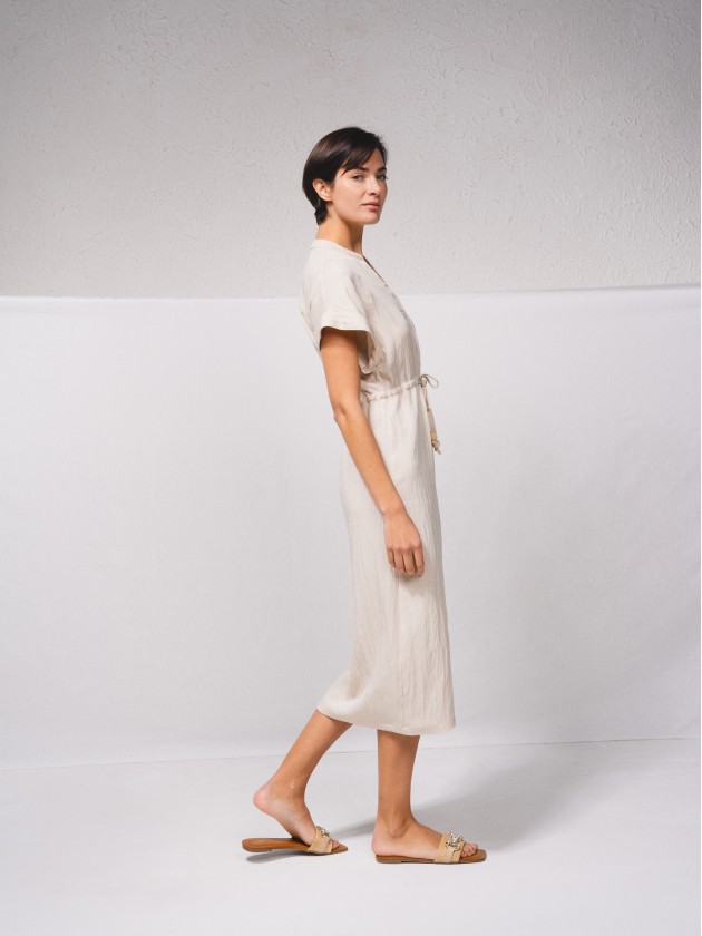 Vestido camiseira com cordo na cintura