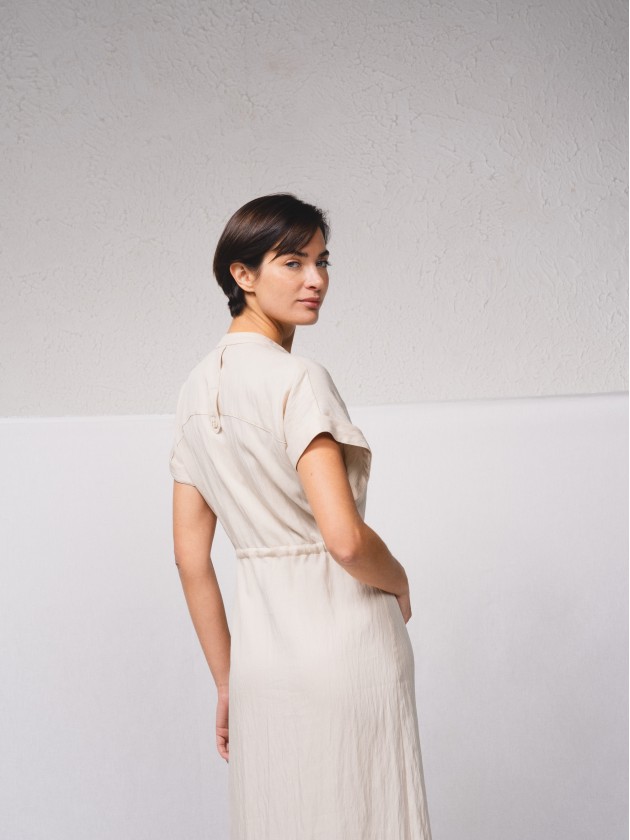 Vestido camiseira com cordo na cintura