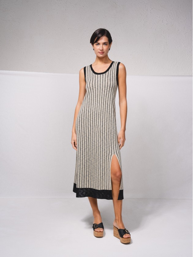 Vestido em malha com abertura lateral