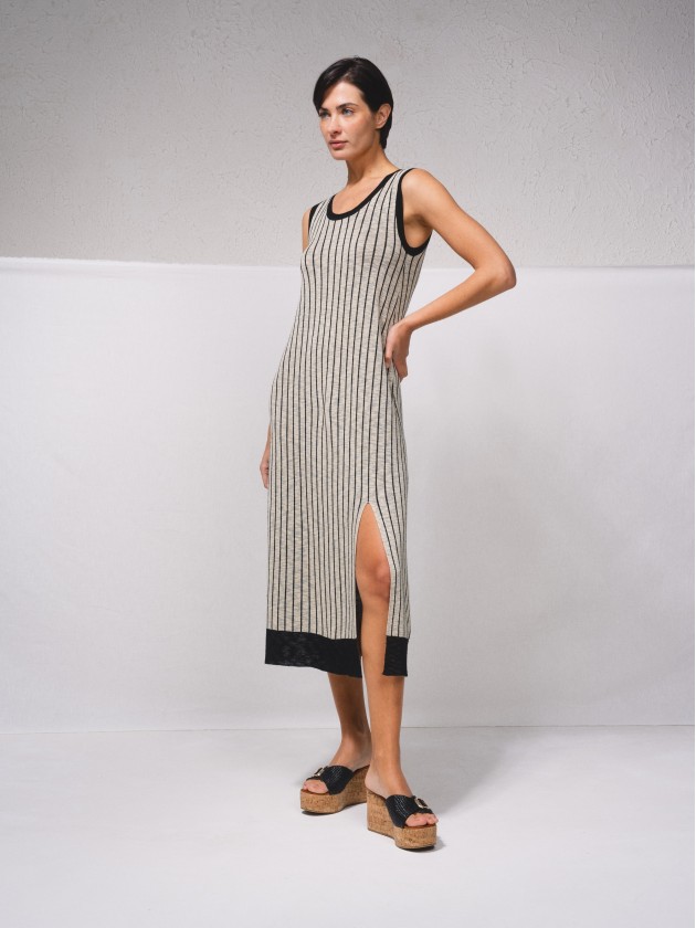 Vestido em malha com abertura lateral