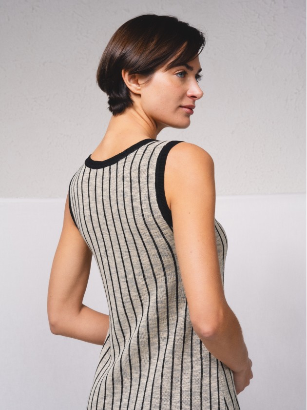 Vestido em malha com abertura lateral
