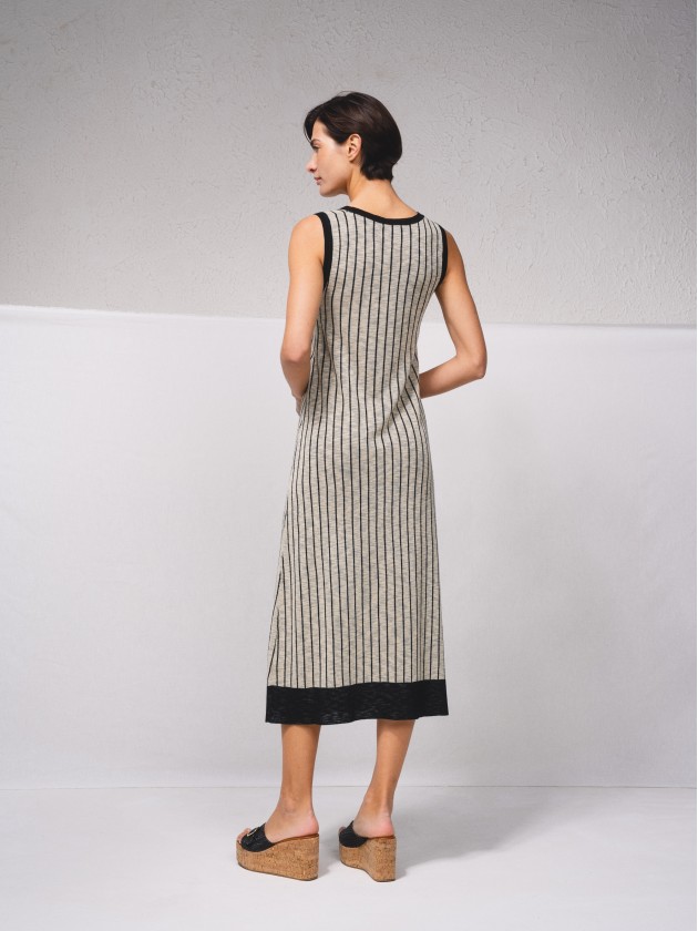 Vestido em malha com abertura lateral