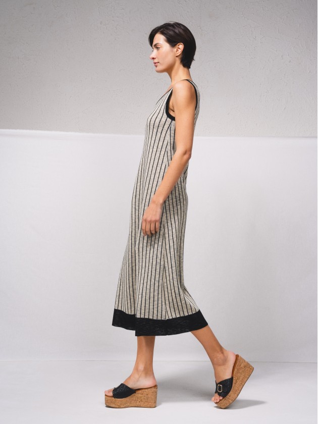 Vestido em malha com abertura lateral