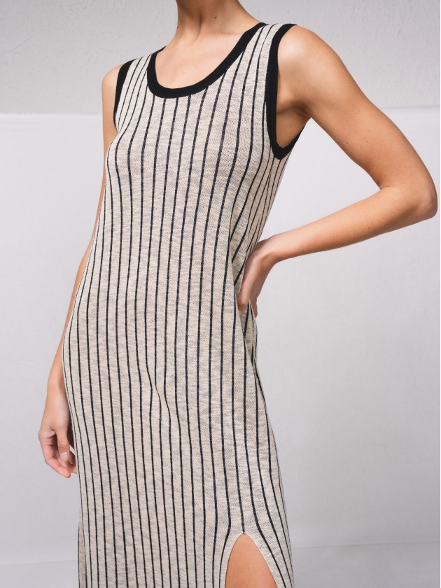 Vestido em malha com abertura lateral