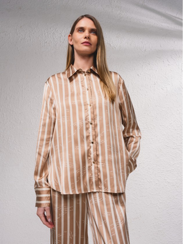Camisa acetinada s riscas