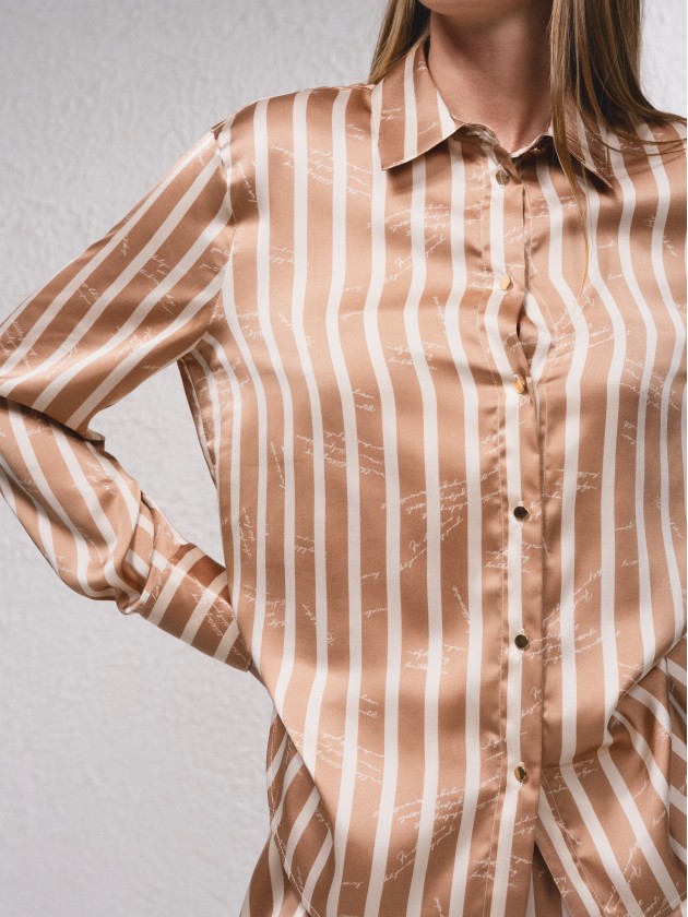 Camisa acetinada s riscas