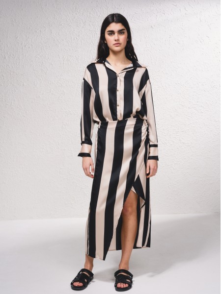 Midi skirt with front opening
