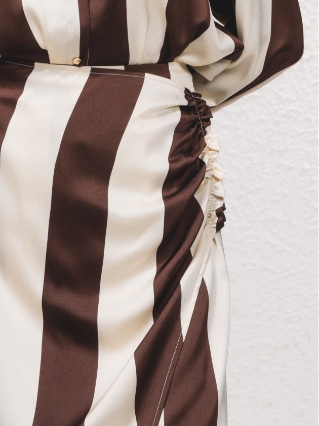 Saia midi com abertura  frente