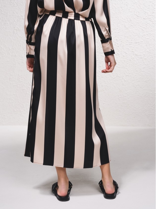 Saia midi com abertura  frente